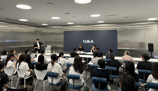 

<figure>” /><figcaption>
<figure></figcaption></figure>
<p>ソウル中区は、都心に残る伝統的な衣料製造業の競争力強化に本腰を入れた。</p>
<p>27日、中区はファッション産業関係者の交流と産業活性化を目的に、9月まで「ファッションブランド実務者特講」と「ファッションデザイナー・縫製工場コミュニケーション懇談会」を実施すると発表した。</p>
<p>今回の事業は、最近新堂駅付近へ移転した中区衣類ファッション支援センターが主導する。デザイナーと縫製工場が集積し、即時の連携が可能な中区の強みを生かして企画したものだ。</p>
<p>初回の特講は23日、DDPショールーム2階クリエイタールームで開かれた。講義は、海外の著名ハイエンドブランドでモデリストとして長年活動してきたデザイナーや、国内デザイナーブランドの成長の歩みを聞く構成だった。</p>
<p>ソリッドオムのチョ・グギョン理事とポール＆カンパニーのオ・ジョン代表がそれぞれ「ウ・ヨンミコレクション」と「イタリアのハイエンドブランドにおけるファッション製造」をテーマに、業界で培った実務経験とノウハウを共有した。</p>
<p>次回の特講は9月27日、同所で開催予定で、LFファッションのキム・ソンアチーム長とハンススタイルのイ・ジョンファ実務責任者が講師を務め、ブランドのデザインチームの現場の声を伝える。講演は無料だ。</p>
<p>区は特講に加え、縫製工場の経営者とデザイナーが直接対話する場を設け、管内縫製工場への仕事の斡旋や改善点を議論する時間も設けた。19日にはルイエルのイ・ヘヨン代表とソウル市ファッション縫製事業者協議会の6人が、デザイナーと縫製工場のコミュニケーション改善案を協議した。29日にはオウンサーのホン・ハイム代表を招き、主力品目・単価・数量など仕事の連携の難しさをテーマに意見交換を行う。</p>
<p>キム・ギルソン中区長は「中区はファッション産業の集積地であり、ソウルのファッションの中心である」と述べ、中区衣類ファッション支援センターを軸に多様な産業関係者と連携し、中区のファッション産業が再び全盛期を取り戻せるよう支援を尽くすと語った。</p>
</div>
		</article>
		<!-- 기사뷰 뉴스 하단 AD -->
		<article class=