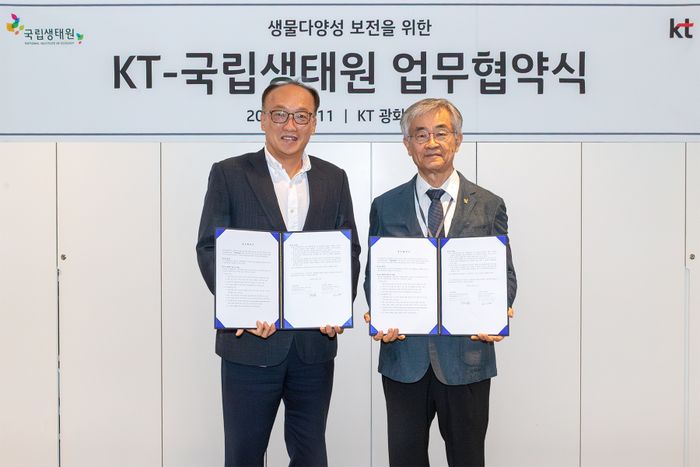 KT ESG경영추진실장 오태성 상무(왼쪽부터)와 권영한 생태기후연구본부 본부장이 MOU 체결식 후 기념 촬영을 하고 있다.ⓒKT