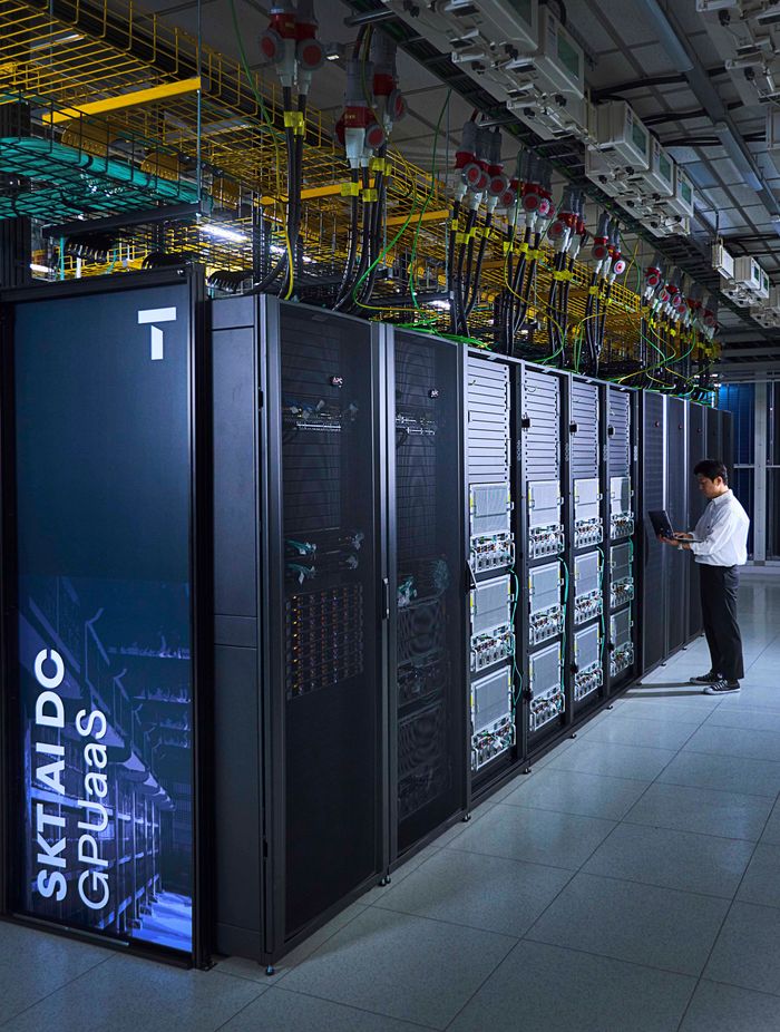 SKT 구성원들이 가산 AI DC에서B200 GPUaaS(GPU-as-a-Service) 준비상황에 대해 점검하고 있는 모습ⓒSKT