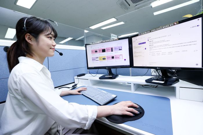 LG유플러스 상담사가 고객 문의에 응대하고 있는 모습.ⓒLG유플러스