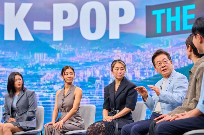 영화의 OST를 부른 걸그룹 트와이스의 멤버 정연·지효(왼쪽부터), 매기 강 감독, 이재명 대통령, 음악 프로듀서 겸 디제이 알티(R.Tee), 평론가 김영대ⓒ대통령실