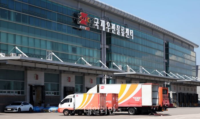 우정사업본부는 25일부터 미국행 항공소포, 26일부터는 서류를 제외한 모든 물품을 가리키는 EMS 등에 대한 우체국 접수를 중단한다고 밝혔다. ⓒ뉴시스