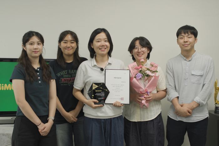 KT희망나눔인상을 수상한 ‘하이머스타드’의 운영자 ‘머스타드 임팩트’ 최윤제 대표(왼쪽에서 세 번째)와 직원들ⓒKT그룹 희망나눔재단