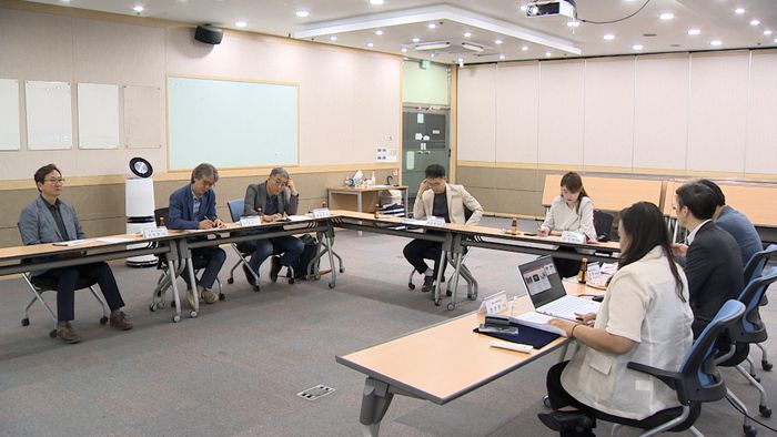 LG헬로비전 지역채널 헬로tv뉴스가 공정성과 지역성 강화를 위해 ‘지역채널보도자문위원회’를 운영한다. 사진은 2025년 상반기 LG헬로비전 경남·가야방송 지역채널 자문위원회들이 회의를 하고 있다.ⓒLG헬로비전