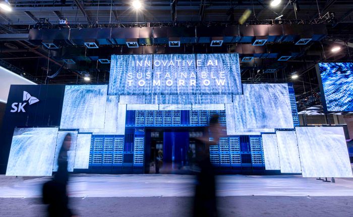 CES 2025 SK그룹 전시관 입구 정면에 설치된 ‘혁신의 문’ⓒSK텔레콤