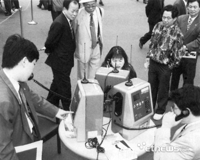 1994년 카드·주화 겸용 '무선이동공중전화기' 첫 시연이 서울역 광장에서 열린 가운데 시민들의 눈길을 사로잡았다. 당시 체신부와 한국이동통신은 차량형 단말기와 휴대형 무선기기를 통해 선 없는 전화 통화를 선보였으며, 이후 PCS(개인휴대통신, 1997년 상용화)와 CDMA 휴대전화 서비스(1996년 세계 최초 상용화)로 이어지는 다리 역할을 했다.