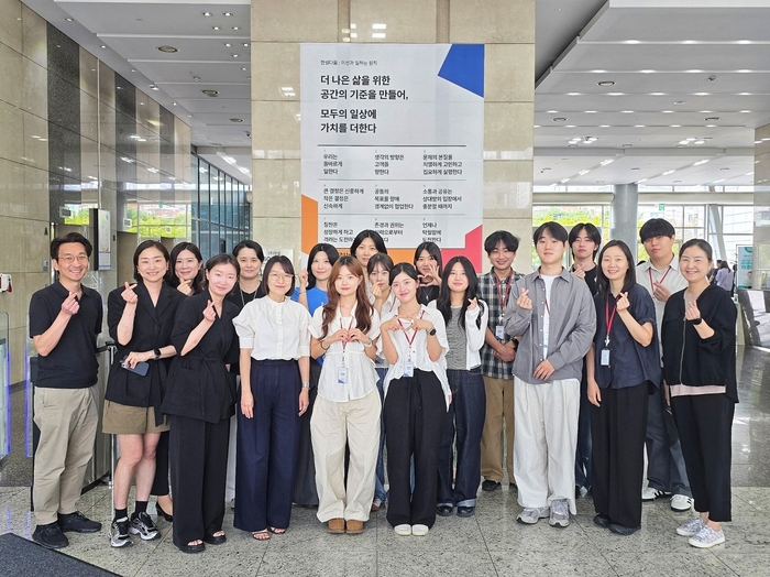 한샘은 지난 26일 서울 마포구에 위치한 상암 본사에서 디자인 산학 협력 프로그램 '코리아디자인멤버십플러스' 최종 프레젠테이션과 수료식을 진행했다.