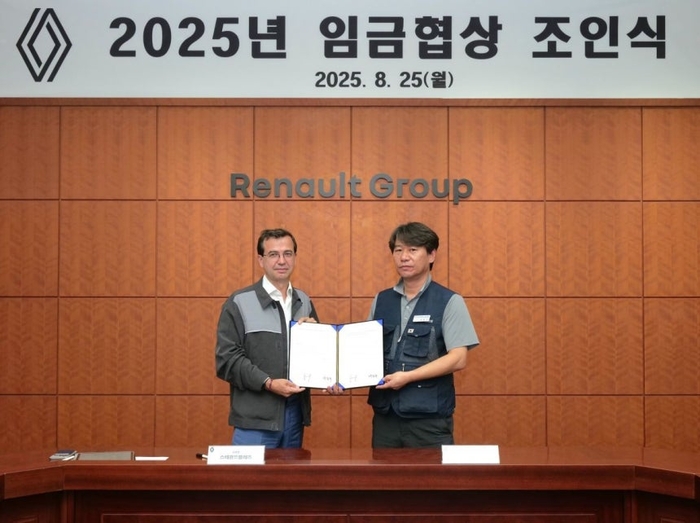 스테판 드블레즈 르노코리아 대표이사(왼쪽)와 박종규 노조위원장