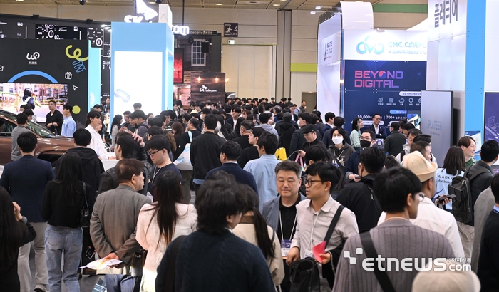 WIS 2025 개막 둘째 날인 25일, 전시장이 관람객들로 인산인해를 이루고 있다. 박지호기자 jihopress@etnews.com