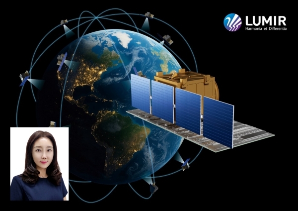 이봉은 루미르 주식회사 부사장과 루미르 초고해상도 초소형 SAR 위성군집 시스템 예상도. 사진=루미르