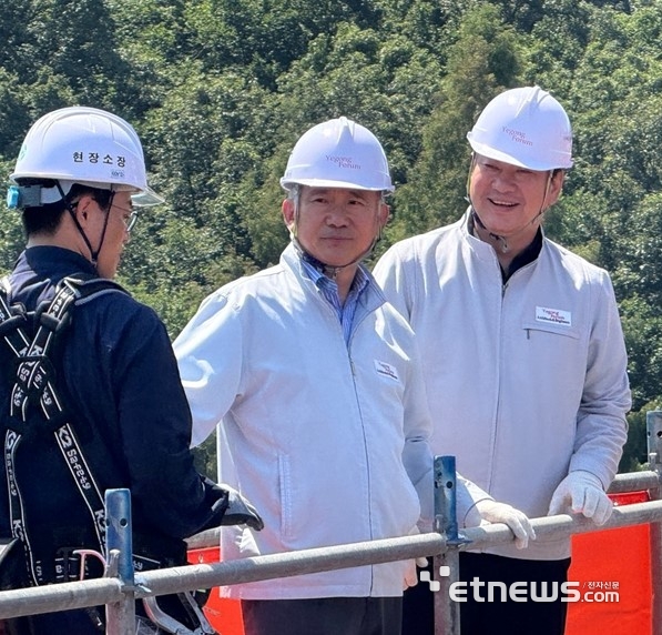 구태훈 디메드 대표(오른쪽)이 최근 성남시 중원구 일대에 준공중인 제3공장 및 R&D센터의 진척사항을 살피고 있다.