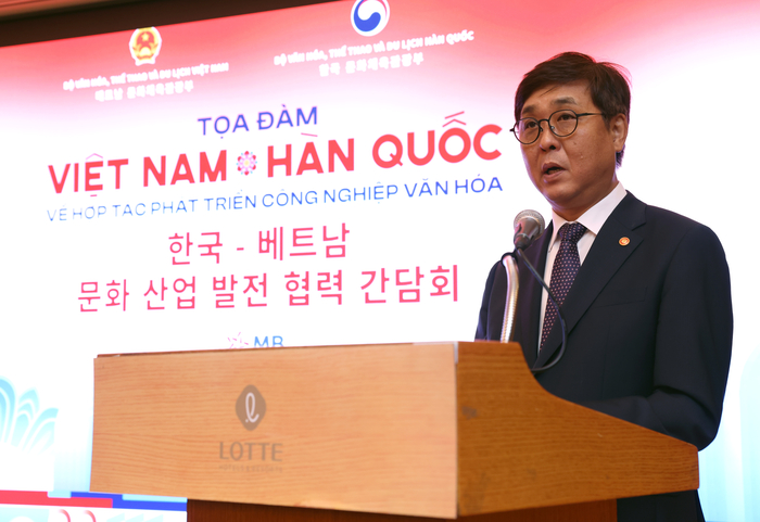 최휘영 문화체육관광부 장관이 11일 서울 중구 롯데호텔에서 열린 한-베트남 문화산업 발전 협력 간담회에서 축사를 하고 있다.