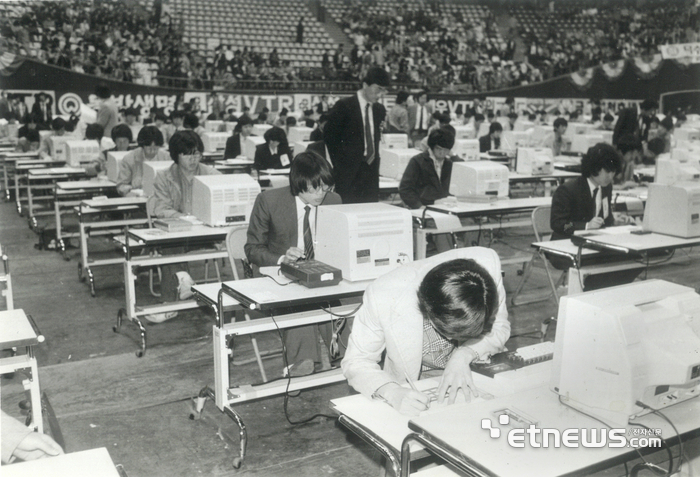 국내 첫 퍼스널 컴퓨터 경진대회 - 1984년 4월 22일. 제1회 퍼스널 컴퓨터 경진대회가 이날 오전 9시 서울 송파구 잠실실내체육관에서 열렸다. 정보산업 육성과 범국민 컴퓨터 사용 확산을 위해 정부가 야심 차게 마련한 국내 최초의 컴퓨터 경진대회였다. 국내 첫 대회답게 국민들의 시선을 사로잡았다. 시·도 예선자만 6300명에 이르렀다.