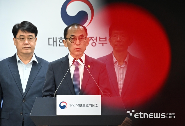 고학수 개인정보보호위원장이 28일 서울 종로구 정부서울청사에서 SK텔레콤 개인정보 유출 사고 제재처분 의결 결과를 발표하고 있다. 개보위는 안전조치 의무 위반 및 유출 통지 위반으로 SKT에 과징금 1347억 9100만 원과 과태료 960만 원을 부과했다.  이동근기자 foto@etnews.com