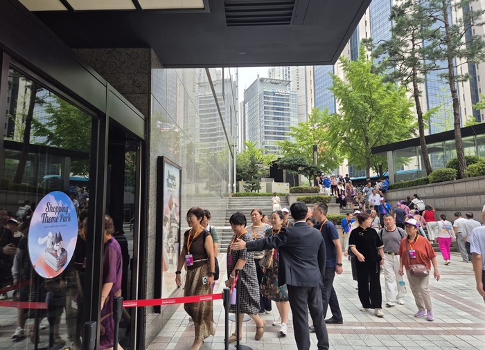 신세계면세점은 지난 28일 명동점에 중국 이리 그룹 강소성 지부 VIP 고객 1109명 대상으로 투어와 쇼핑 일정을 진행했다고 밝혔다.