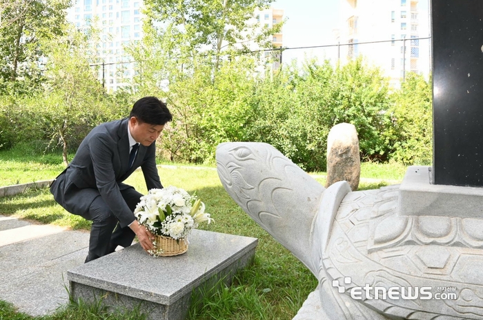 조용익 부천시장이 23일 울란바토르시의 독립운동가 '이태준 선생 추모공원'을 찾아 헌화했다.