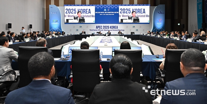아시아태평양경제협력체(APEC) 디지털·AI 장관회의가 4일 인천 연수구 송도컨벤시아에서 열렸다. 의장을 맡은 배경훈 과학기술정보통신부 장관이 회의를 주재하고 있다.  인천=이동근기자 foto@etnews.com
