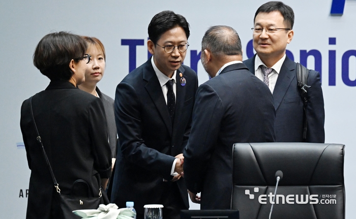 아시아태평양경제협력체(APEC) 디지털·AI 장관회의가 4일 인천 연수구 송도컨벤시아에서 열렸다. 배경훈 과학기술정보통신부 장관이 참석자와 인사하고 있다.  인천=이동근기자 foto@etnews.com