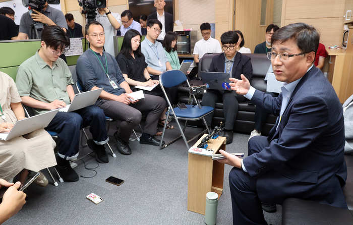 김성환 환경부 장관이 4일 정부세종청사 환경부 기자실에서 출입기자단 간담회를 열고 질문에 답하고 있다. 연합뉴스.
