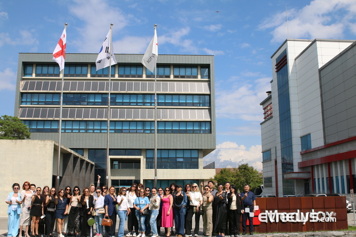 지난해 9월 26일 메디톡스 오송 제 2공장을 방문한 조지아 현지 의사 등 전문가들이 공장 투어를 기념해 사진 촬영을 하고있다.