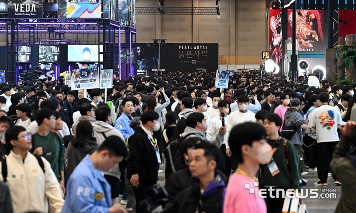 지난해 부산 벡스코에서 열린 지스타 2024를 찾은 게이머들.