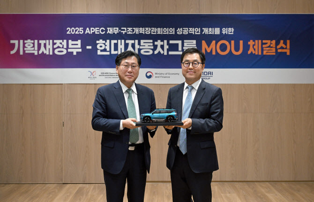 최지영 기획재정부 국제경제관리관(왼쪽)과 신승규 현대차그룹 전무.