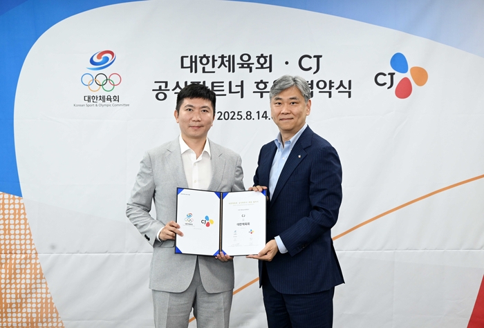 왼쪽부터 유승민 대한체육회장과 김홍기 CJ 대표