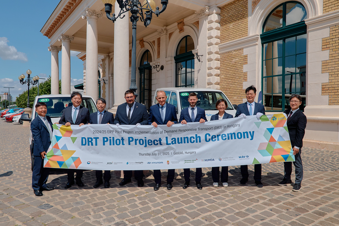 (왼쪽에서 두 번째부터) 최병석 기획재정부 경제협력기획과장, 김상욱 주헝가리 대한민국대사관 공사참사관, 사볼치 소노키 헝가리 국가경제부 차관보, 죄르지 게메시 헝가리 괴될뢰 시장, 발리주 센트죄르지 NTP 사장, 김수영 현대차 모빌리티사업실 상무, 김형태 KDI 부원장