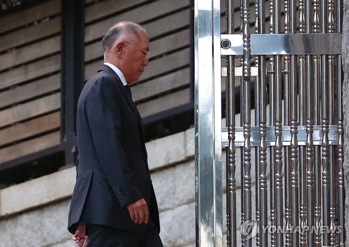 정의선 현대차그룹 회장이 지난해 서울 종로구 고(故) 정주영 명예회장 옛 청운동 자택에서 열린 고 변중석 여사 17주기 제사에 참석하고 있다.〈사진=연합뉴스〉