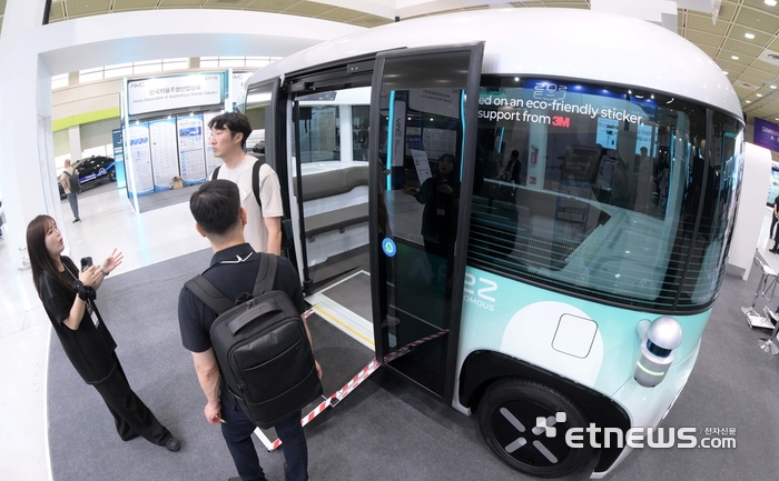 한국자율주행산업협회가 주최한 '2025 자율주행모빌리티산업전'이 7월 서울 강남구 코엑스에서 열렸다. 오토노머스에이투지 부스에서 관람객이 한국형 자율주행셔틀 '로이'를 살펴보고 있다. 김민수기자 mskim@etnews.com