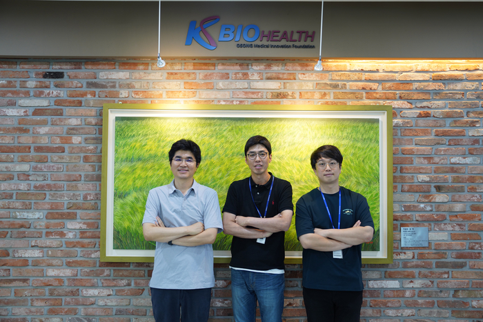프로티나와 형광현미경 개발에 참여한 KBIOHealth 첨단의료기기개발지원센터 AI디지털기기팀(왼쪽부터 이응장 선임연구원, 이승락 팀장, 고승계 주임연구원).