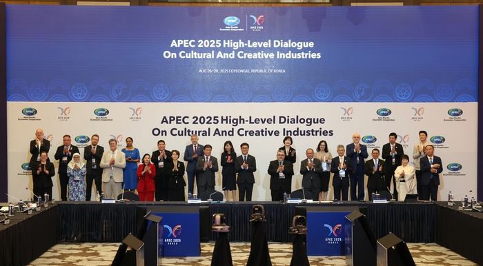 최휘영 문화체육관광부 장관이 27일 경북 경주 힐튼호텔에서 열린 'APEC 문화산업고위급대화 개회식'에서 각 국 수석대표와 기념촬영을 하고 있다.