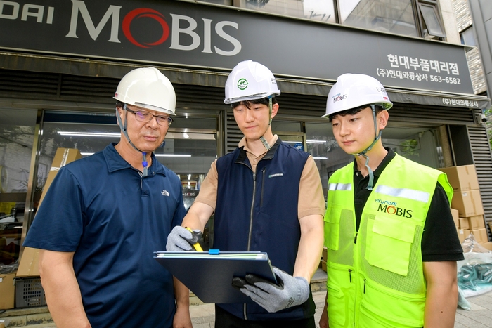 합동 안전진단을 하는 현대모비스 임직원과 대한산업안전협회 전문가