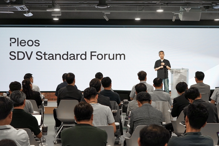 플레오스 SDV 스탠다드 포럼에서 송창현 현대차·기아 AVP본부장 사장이 발표하는 모습