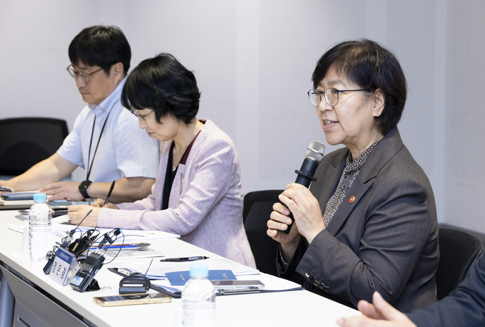 정은경 보건복지부 장관(왼쪽 세 번째)이 7일 서울 강남구 삼성서울병원 지역 환자안전센터에서 열린 환자·소비자 단체 간담회에서 발언하고 있다.(사진=보건복지부)