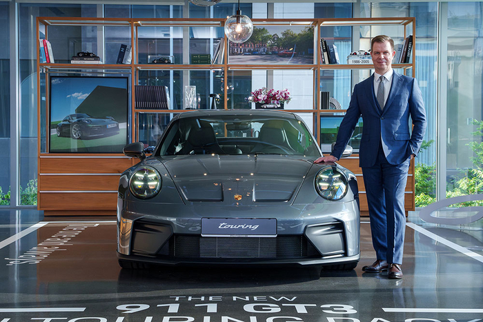 포르쉐 스튜디오 청담에서 열린 신형 911 스피릿 70 행사에서 마티아스 부세 포르쉐코리아 대표가 911 스피릿 70 옆에서 포즈를 취하고 있다.