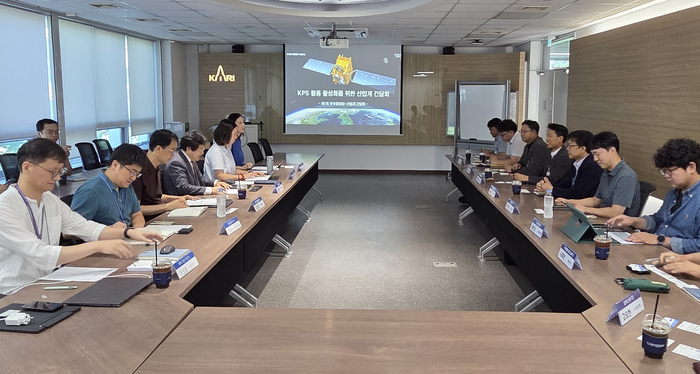 28일 항우연에서 열린 위성항법활용 분야 간담회에서 참석자들이 의견을 나눴다. (우주청 제공)