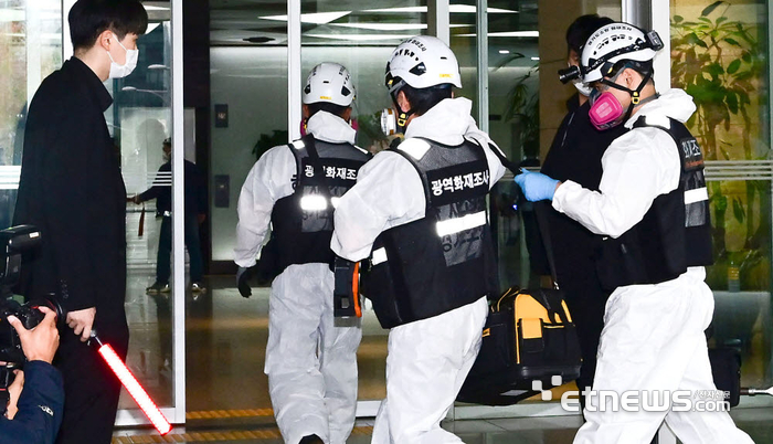 2022년 10월 16일 오전 경기도 성남시 판교 SK C&C 데이터센터 화재 현장에서 1차 감식을 위해 이동 중인 소방과 경찰 관계자.