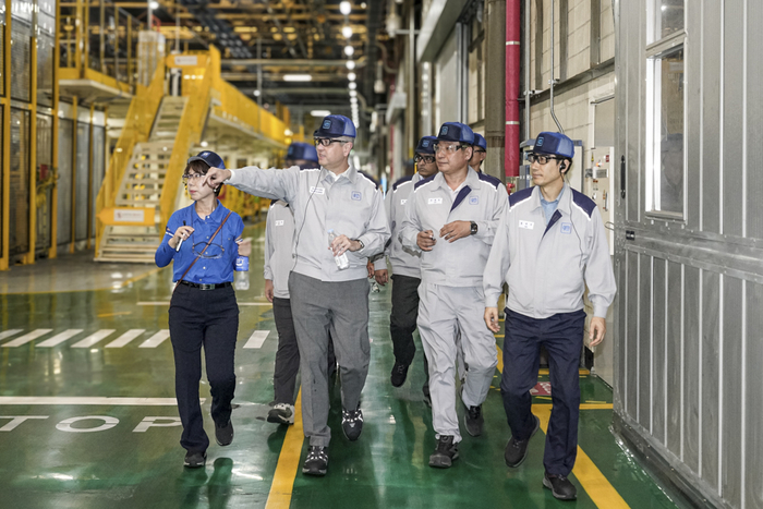 헥터 비자레알(Hector Villarreal) 한국GM 사장(앞줄 왼쪽 두번째)과 아시프 카트리(Asif Khatri) GM 해외사업부문 생산 총괄 부사장(뒷줄 가운데), 김영식 창원공장 본부장(앞줄 오른쪽 첫번째)이 창원공장 생산 시설을 둘러보고 있다.