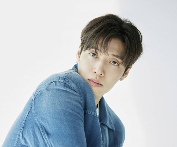 지프 브랜드 앰버서더에 선정된 배우 강하늘.