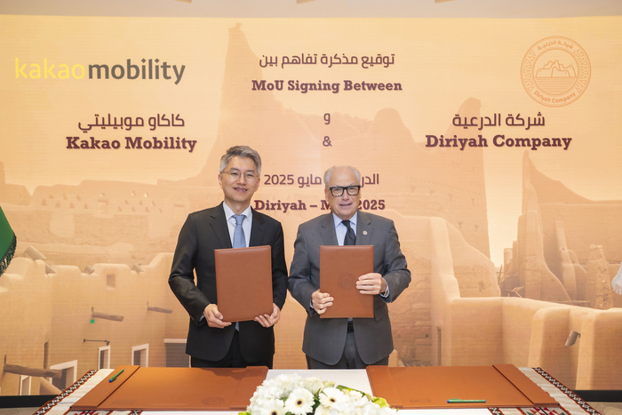 지난 5월 25일 사우디아라비아 '디리야흐 게이트 개발청'에서 류긍선 카카오모빌리티 대표(왼쪽), 제리 인제릴로 디리야흐컴퍼니 그룹 CEO가 디리야 내 플랫폼 중심 이동 경험 제공을 목표로 '미래 모빌리티 서비스 공동 개발을 위한 업무협약(MOU)'을 체결한 뒤 기념 촬영을 하고 있다. 〈자료 카카오모빌리티〉