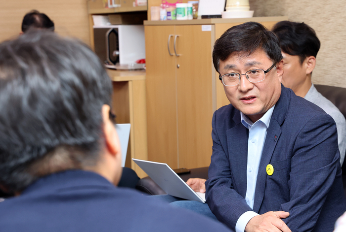 김성환 환경부 장관이 4일 정부세종청사 환경부 기자실에서 출입기자단 간담회를 열고 질문에 답하고 있다. 연합뉴스.