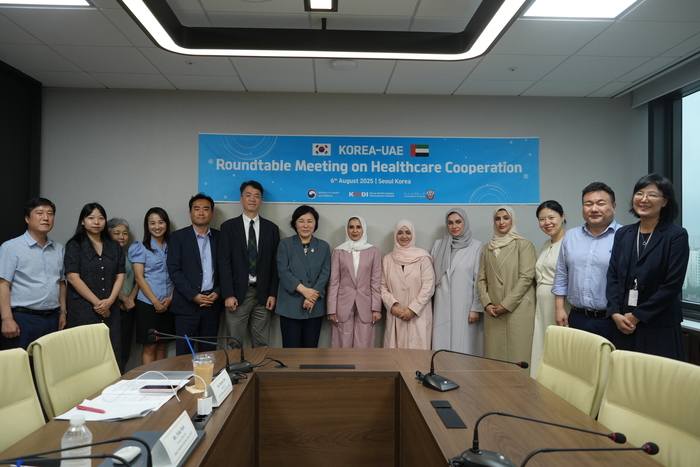 정은경 보건복지부 보건산업정책국장(왼쪽 일곱 번째)이 아랍에미리트(UAE) 아부다비보건부 산하 환자송출국(DOH IPCC) 대표단과 기념촬영했다.(사진=한국보건산업진흥원)