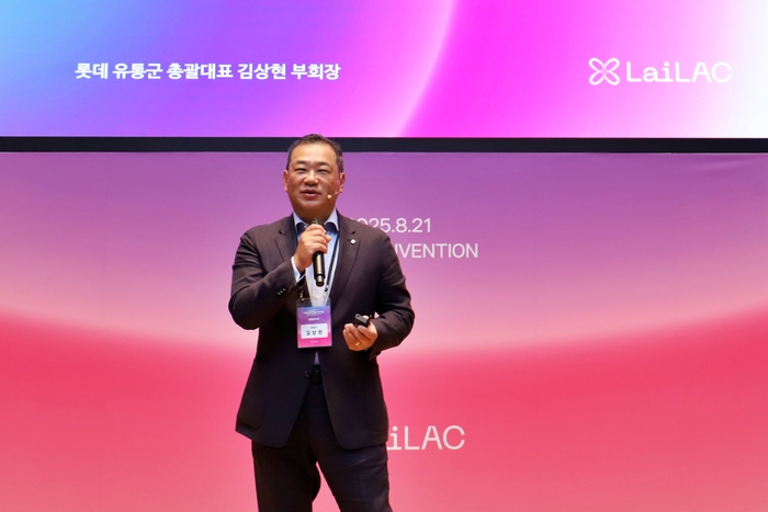 21일 롯데월드타워에서 열린 '제1회 롯데 유통군 AI 컨퍼런스'에서 김상현 롯데 유통군 총괄대표 부회장이 개회사를 하고 있다.