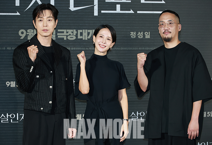 파이팅 포즈취하는 정성일, 조여정, 조영준 감독(왼쪽부터). 정유진 기자