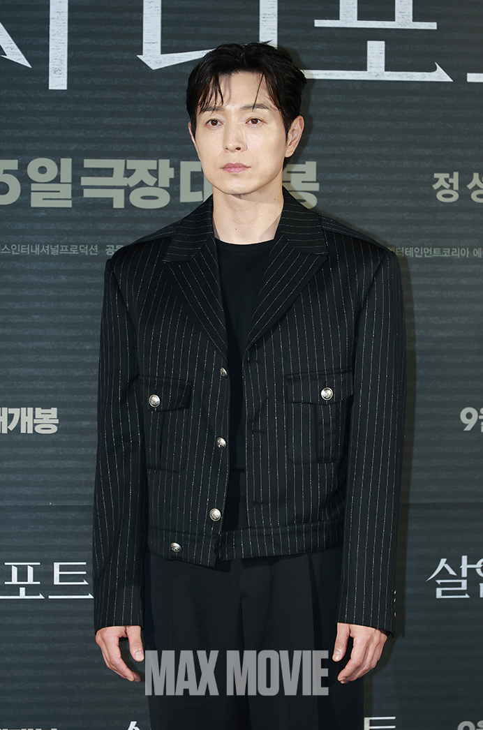 차가운 표정으로. 정유진 기자