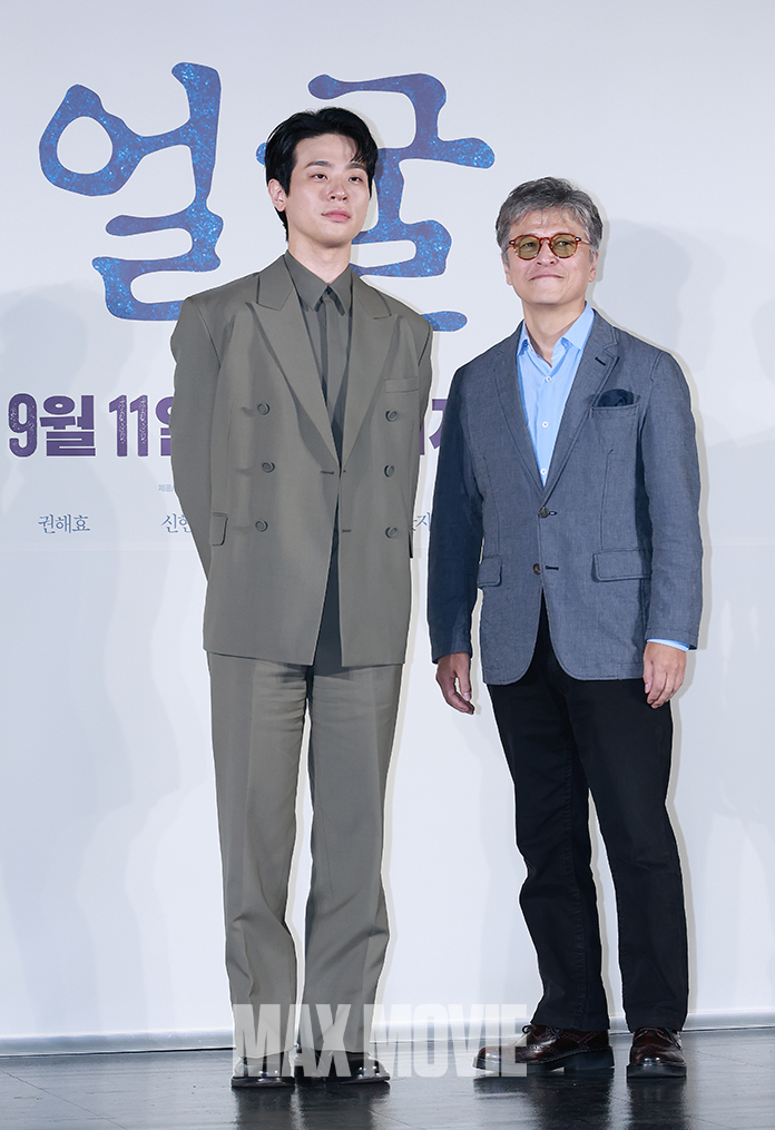 시각장애인이자 전각장인인 아버지와 아들 연기. 정유진 기자
