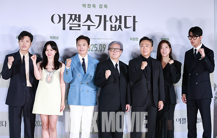 파이팅 외치는 배우 박희순, 손예진, 이병헌, 박찬욱 감독, 이성민, 염혜란, 차승원(왼쪽부터). 정유진 기자
