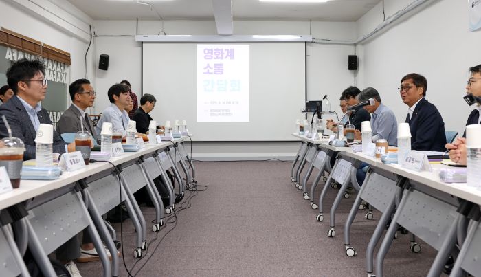 각 부문별 영화산업 종사자들이 14일 최휘영 문화체육관광부 장관(오른쪽 줄 두 번째)과 간담회를 열고 영화산업에 대한 정부의 지원을 당부했다. 사진제공=문화체육관광부