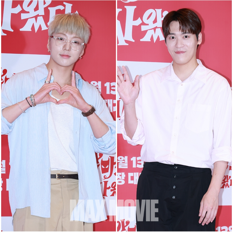 카메라 향해 포즈취하는 강승윤(왼쪽)과 존박. 정유진 기자